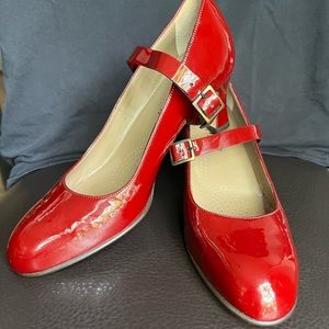 Anyi Lu Red Maroon 2.5 inch heel New in Bag size 6 US or 36 Euro